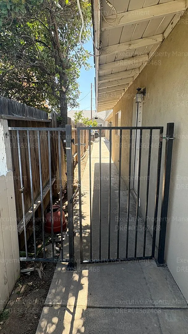 1921 Baker St — Photo 2