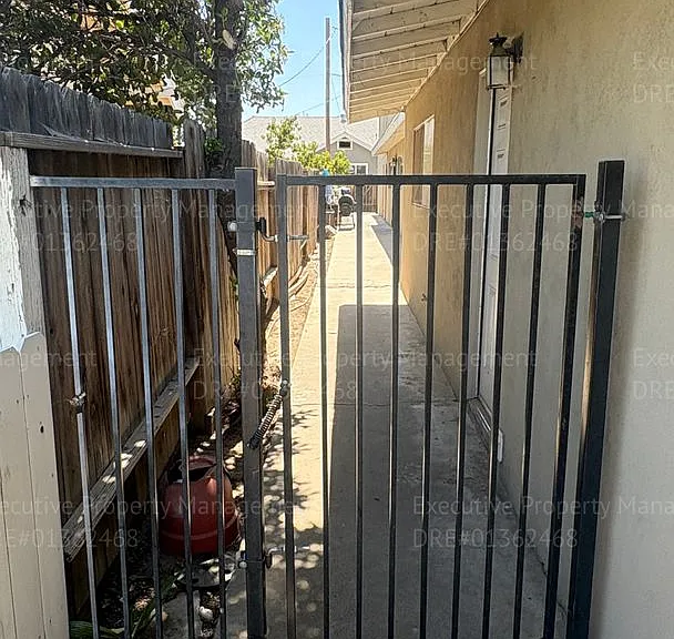1921 Baker St — Photo 2