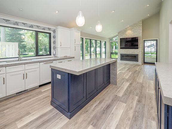 15983 Woodlawn Beach Dr-104