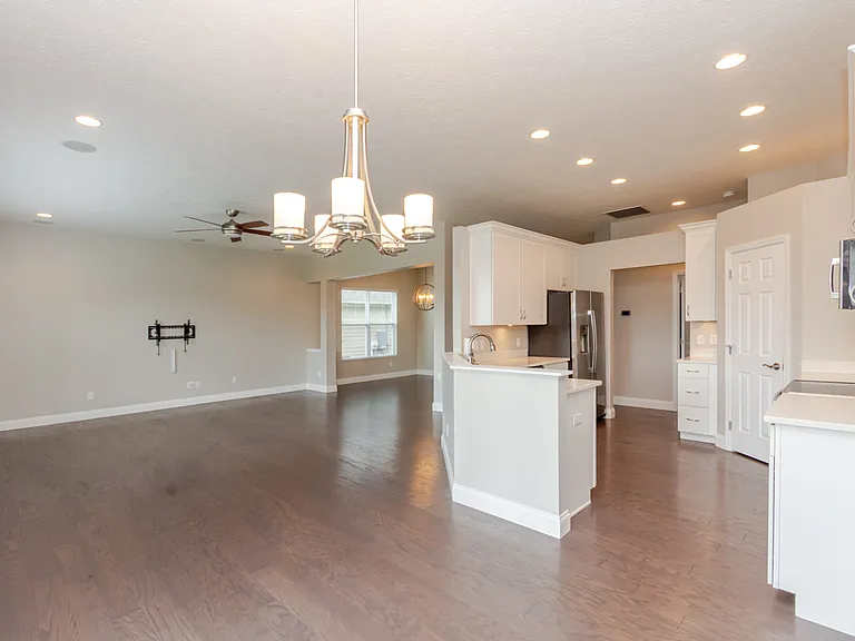 476 Carrick Dr — Photo 24