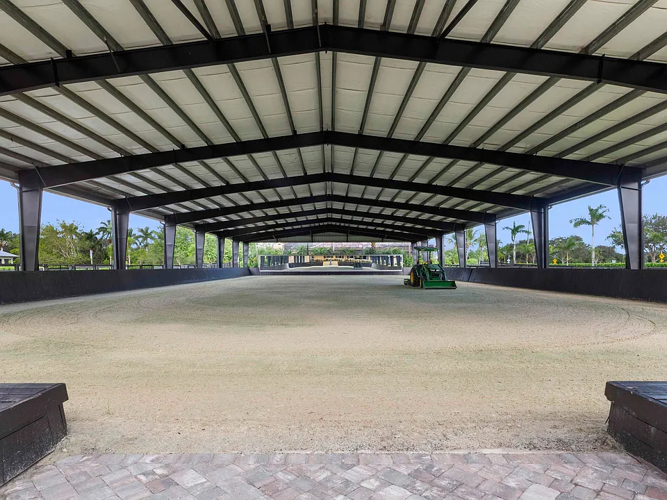 4985 Stables Way