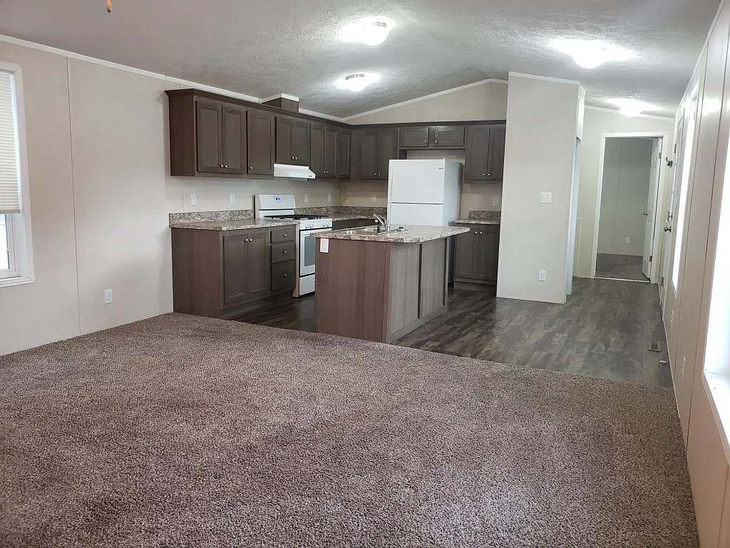 3 bed, 2.0 bath, 1056 sqft, $1,764 — Photo 4