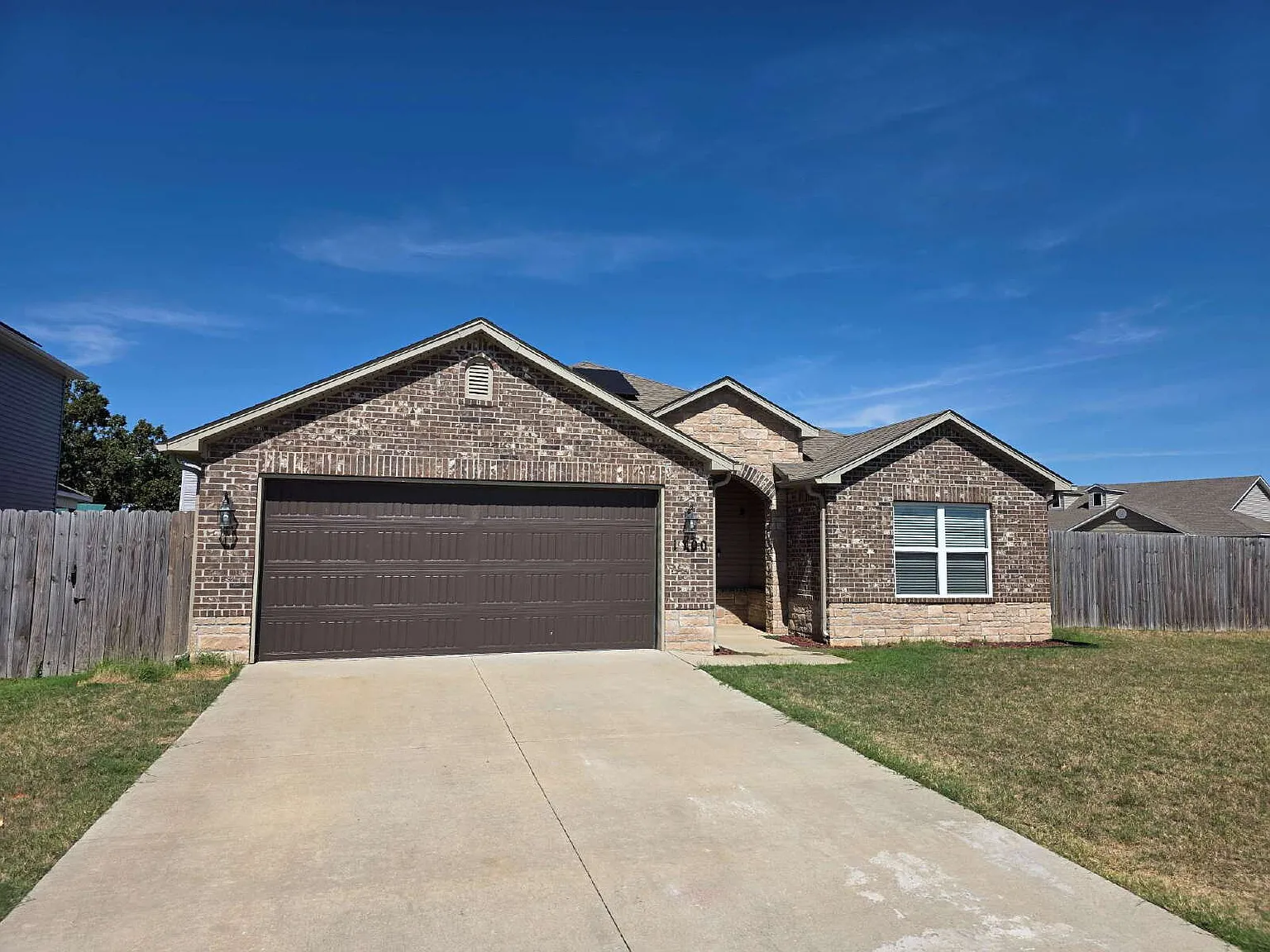 4 bed, 2.0 bath, 1894 sqft, $2,100 — Photo 1