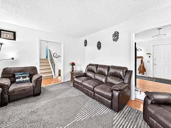 4th image of 983 Rundlecairn Way NE