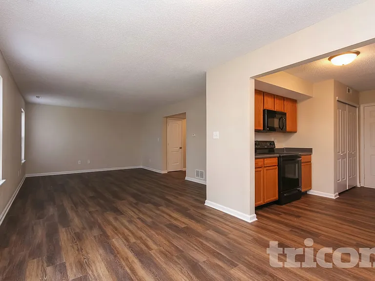 1329 Lake Meadow Dr — Photo 3