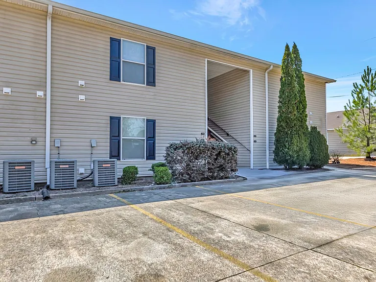 Creekside Apartments — Photo 19