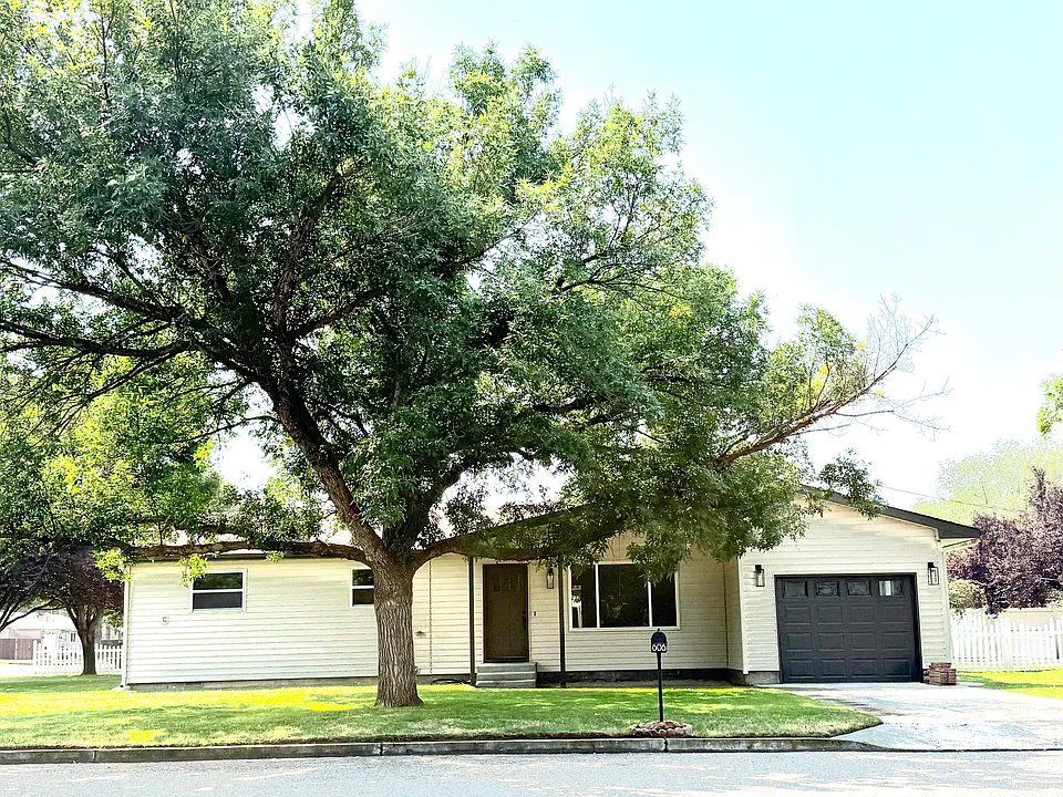 606 NW 4th St