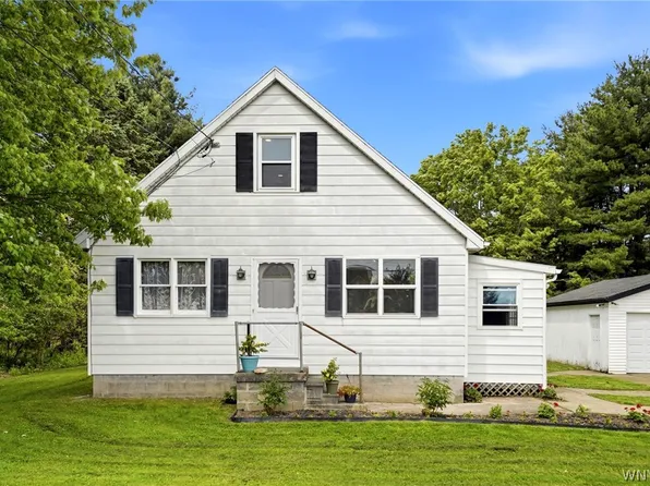 910 Girdle Rd, East Aurora, NY 14052