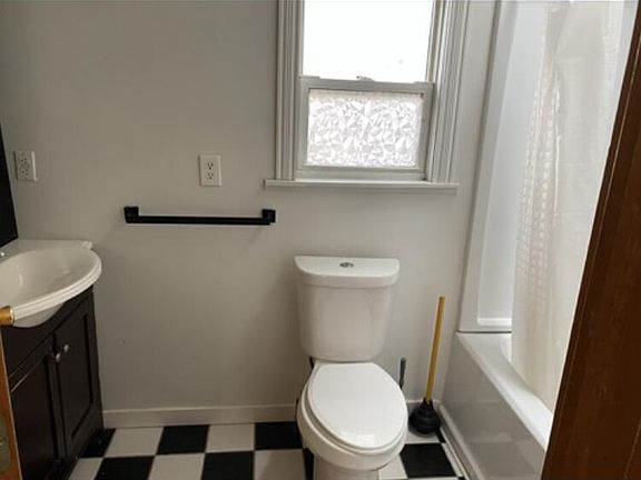 3rd image of 631 Woodlawn Ave