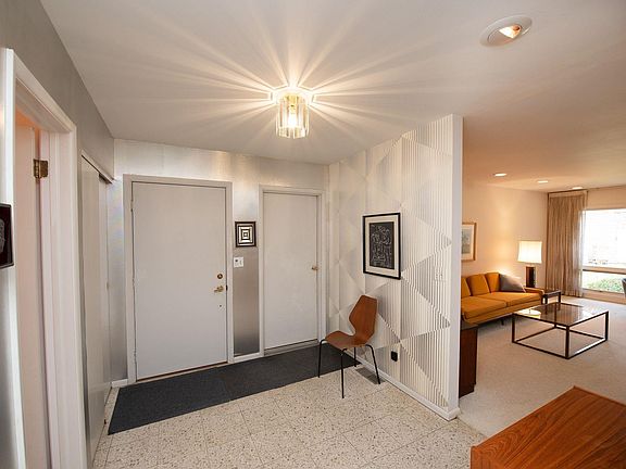 5th image of 819 Essex St