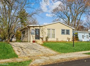 850 Navajo Dr, Carpentersville, IL 60110