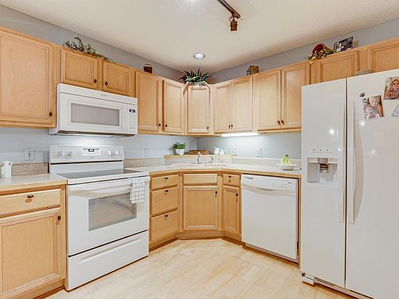 2nd image of 138 Carmel Ave W