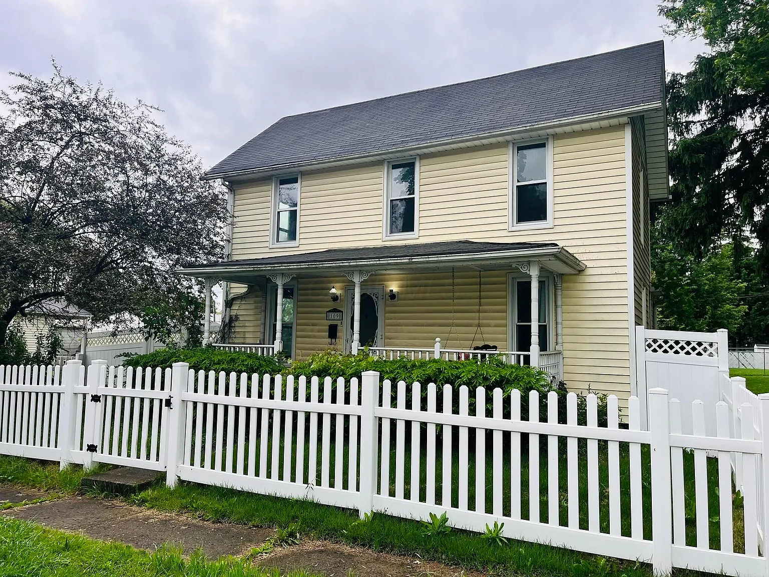 109 Roe Ave photo 1