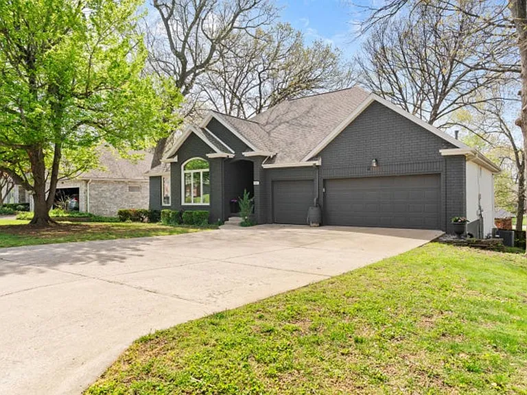 840 E Gaslight Dr — Photo 2