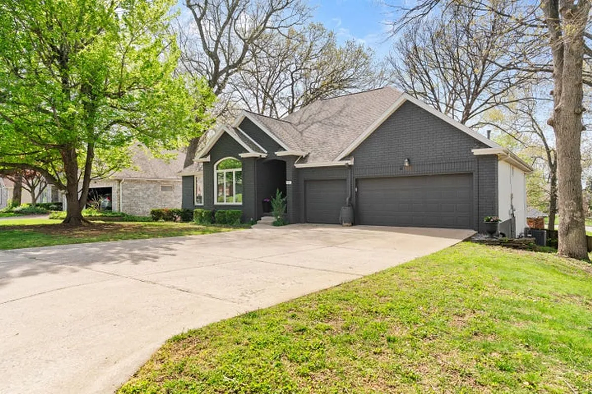 Building Photo - 840 E Gaslight Dr