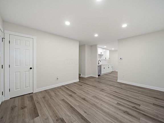 5th image of 720 Andrew Ave