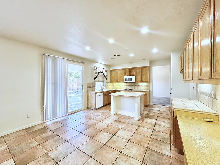 1207 Silverton Way — Photo 8