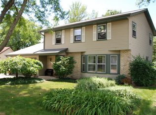 908 Timberline Ct W, Oconomowoc, WI 53066