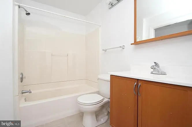 2 bed, 2.5 bath, 1230 sqft, $2,400 — Photo 3