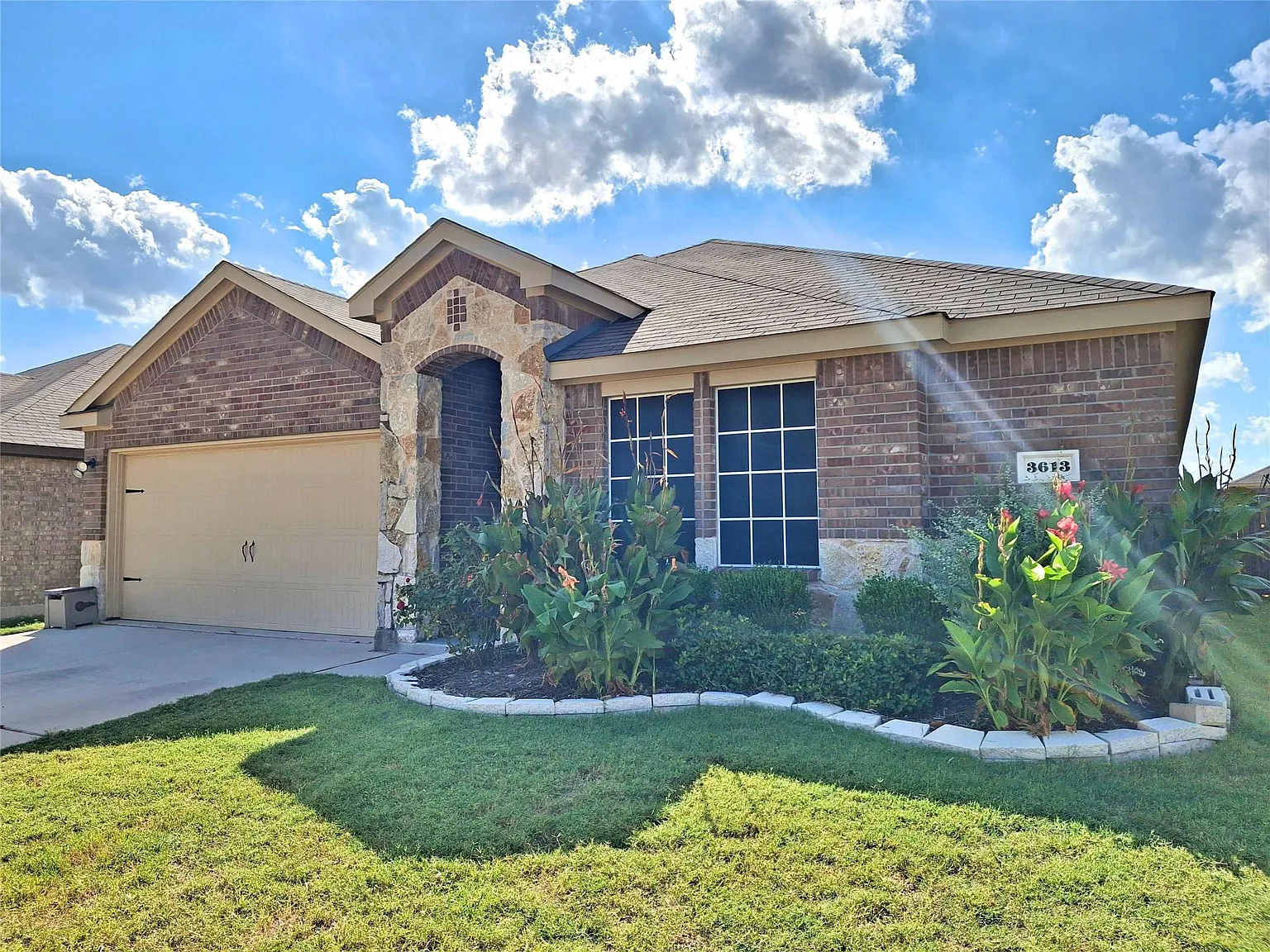 5 bed, 2085 sqft, $2,850 — Photo 3