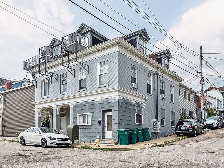 300-302 W Sycamore St — Photo 1