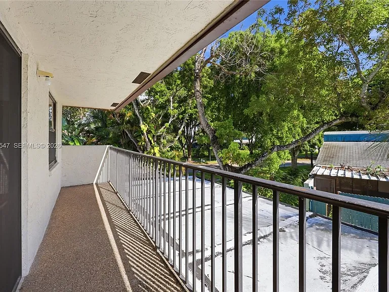 6929 SW 38th St #Townhouse 2-L — Photo 4