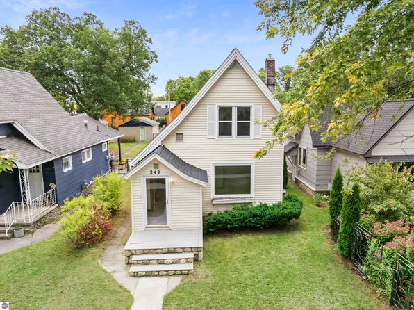 242 E 10th St, Traverse City, MI 49684