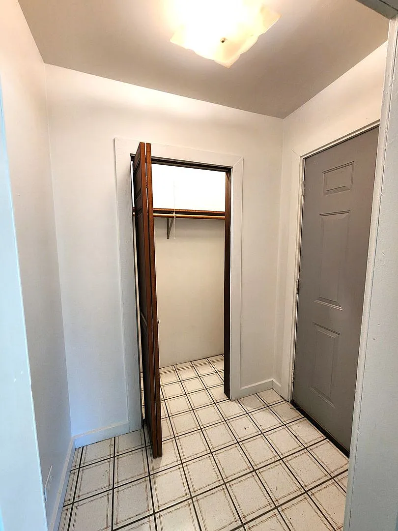 Spacious 2 Bedroom Home w/ 2.5 car garage - Westmont — Photo 3
