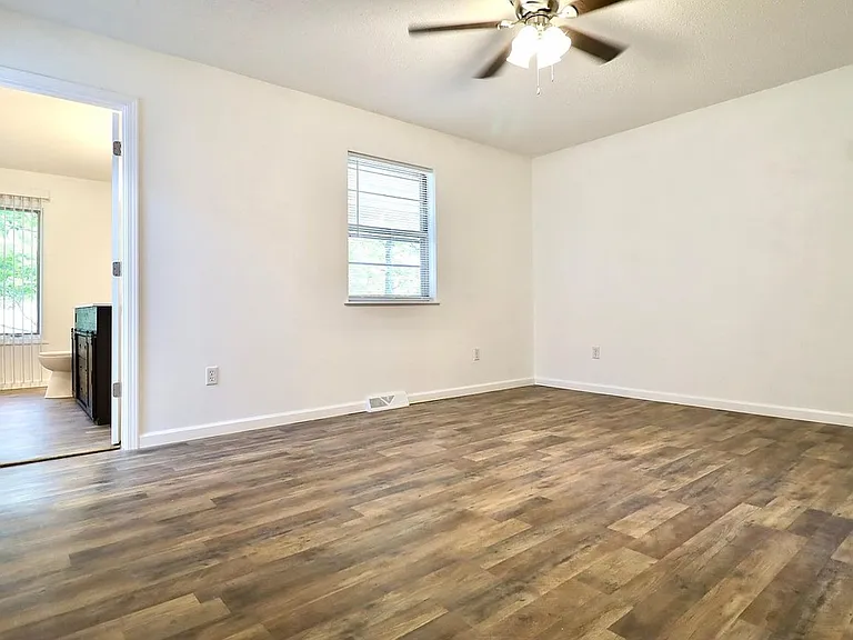 1108 Hess Ave — Photo 5