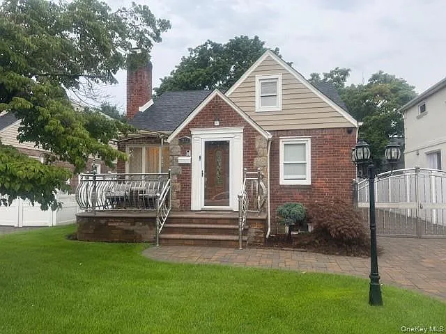 302 Oakford St — Photo 1