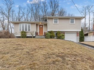 9 Rumbrook Rd, Elmsford, NY 10523