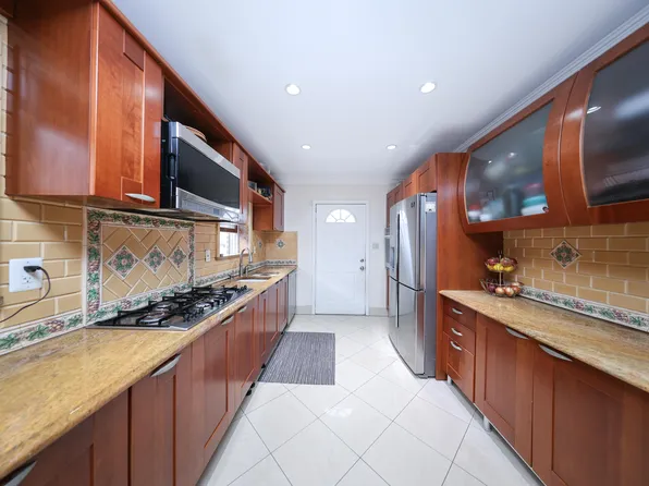 1711 Gerritsen Avenue image 6 of 41