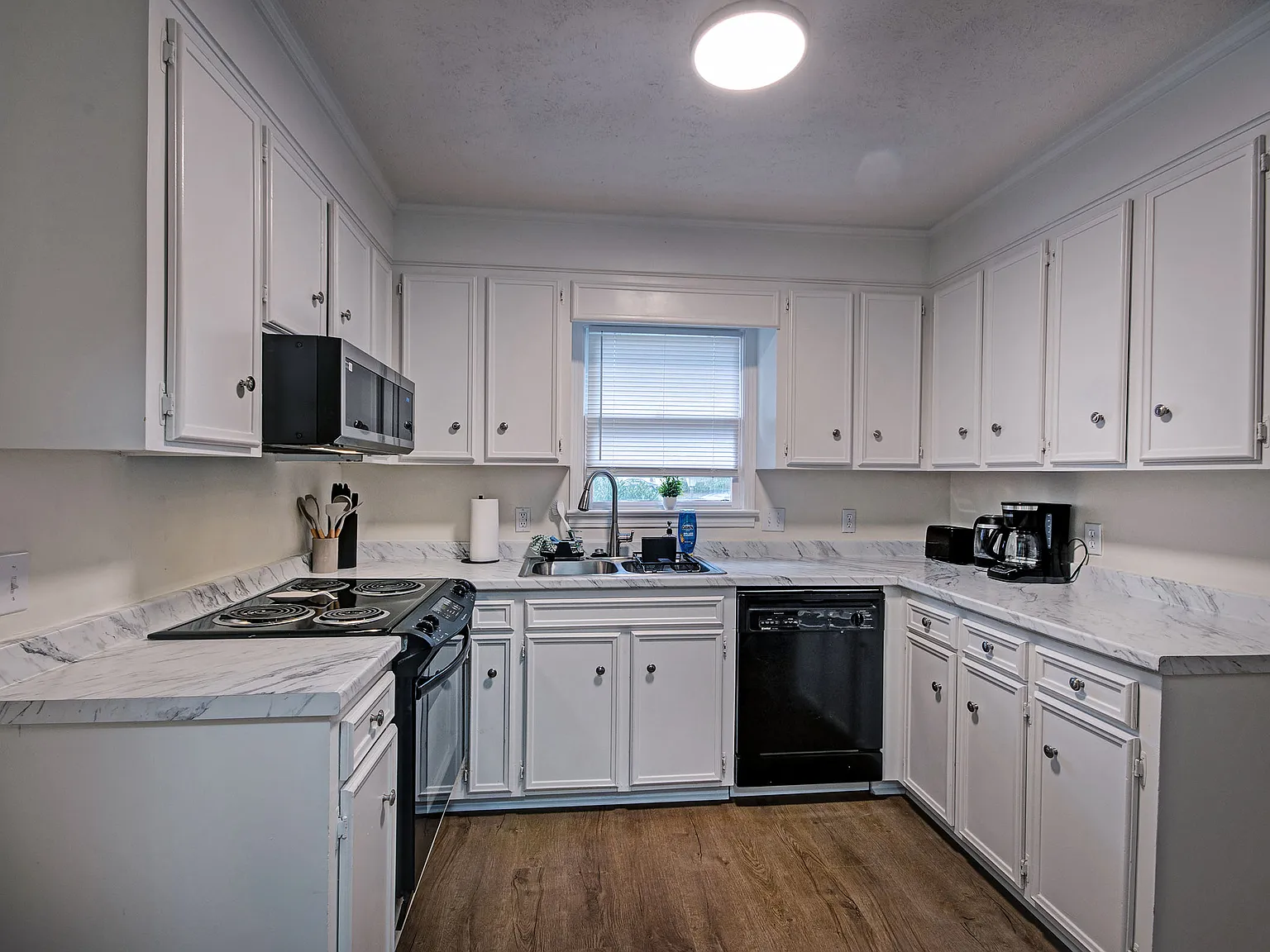 4 bed, 1679 sqft, $6,000 — Photo 3