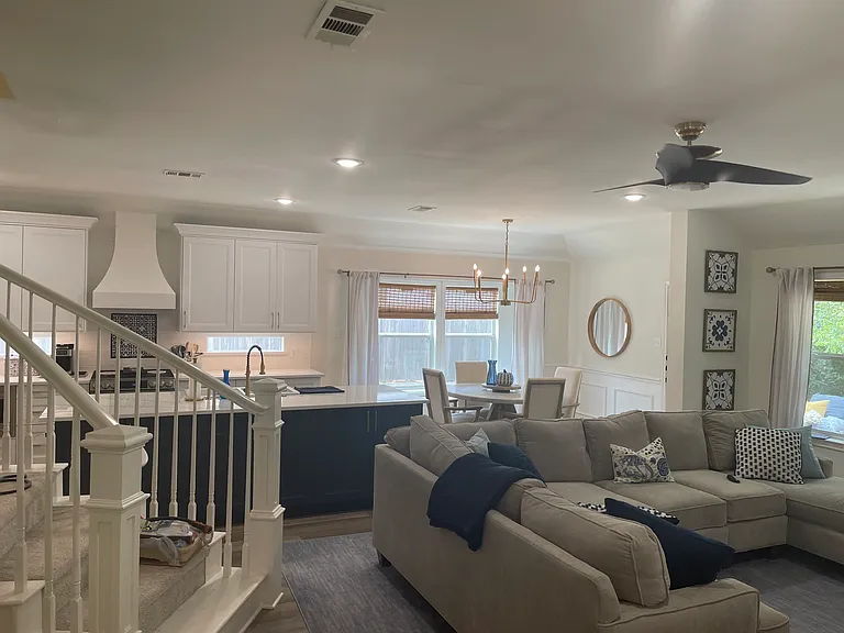 405 N Village Dr — Photo 3