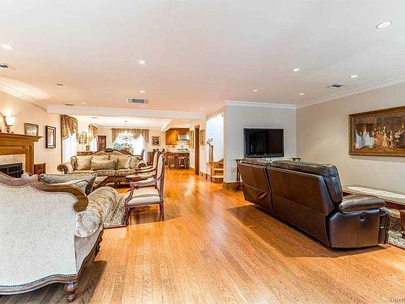 4th image of 6445 Ellwell Cres