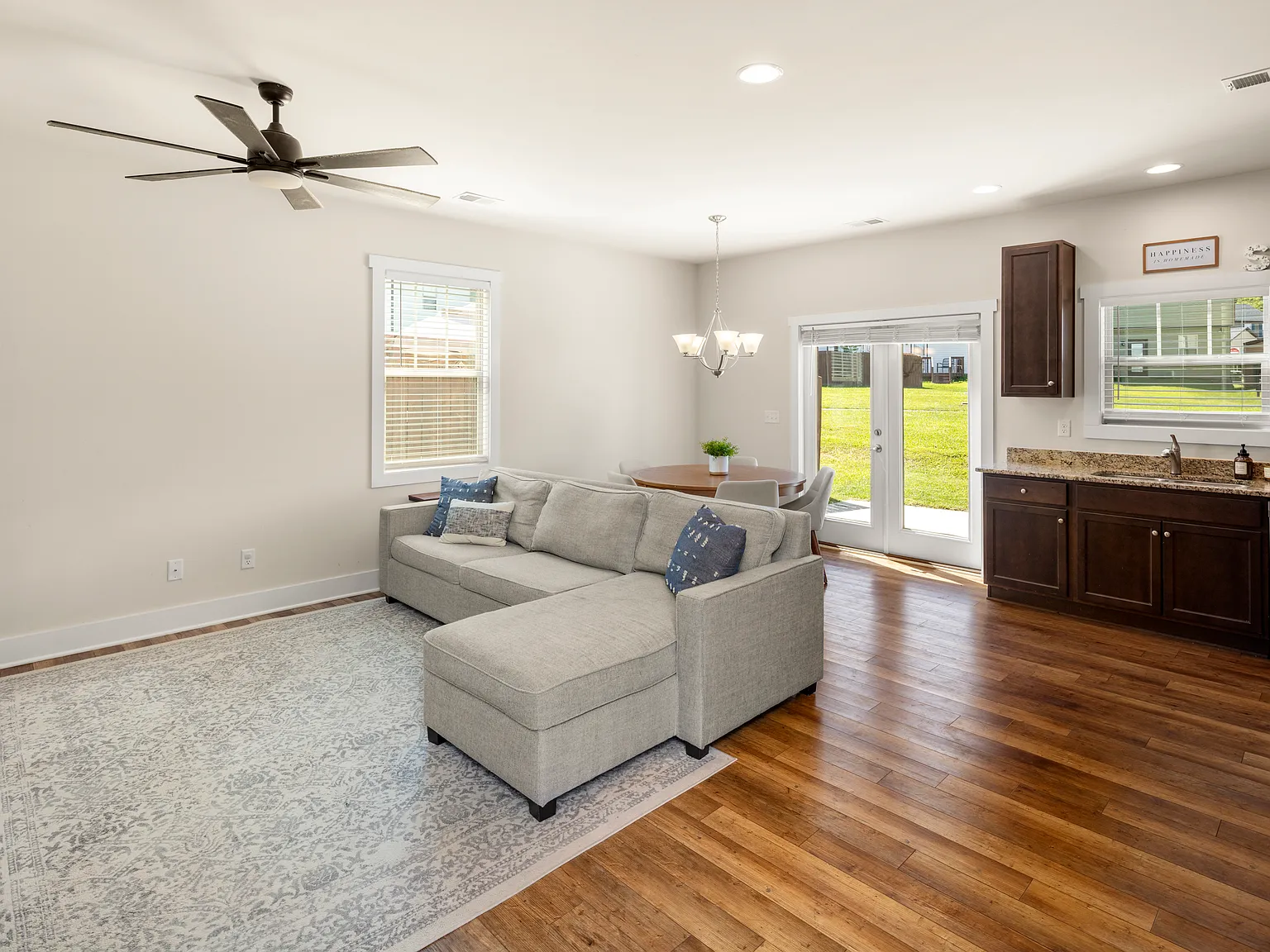 4 bed, 2.5 bath, 1784 sqft, $2,500 — Photo 2