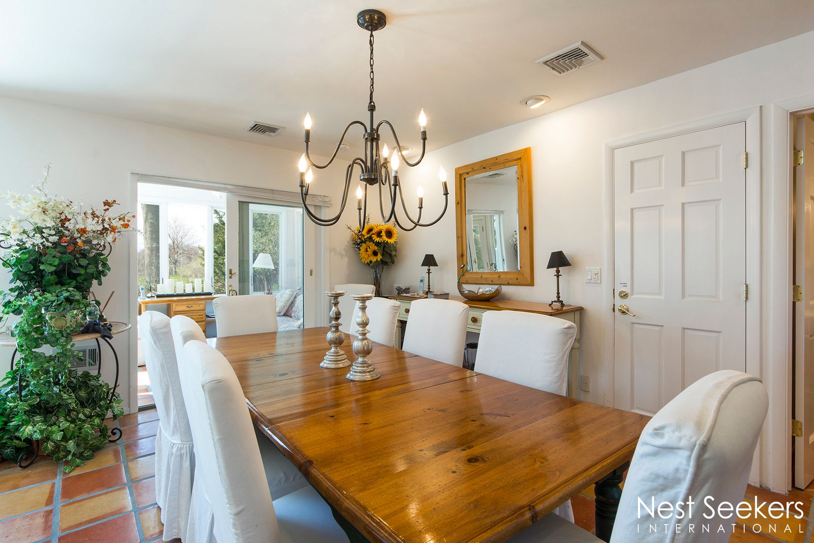  Large Dining Area