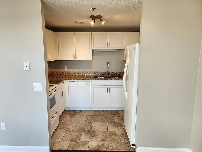201 W Fulton St — Photo 44