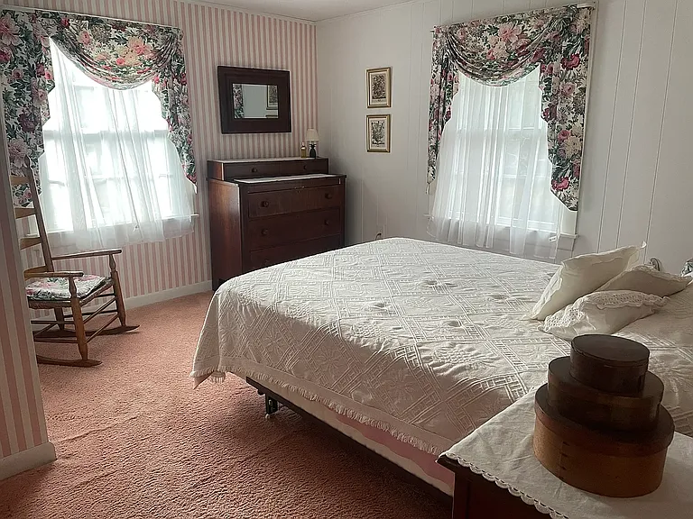 Bedroom 1 (Queen, standard closet)