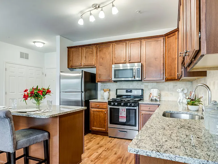 Laurel Green Apartments — Photo 29