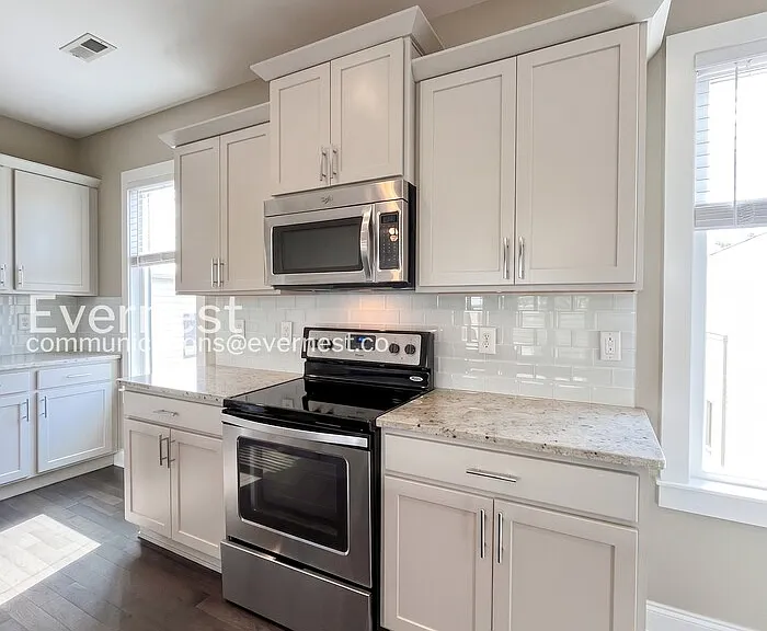 1302A Montgomery Ave — Photo 5