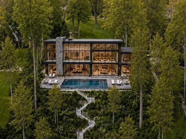 940 Lake Angelus Shrs, Lake Angelus, MI 48326
