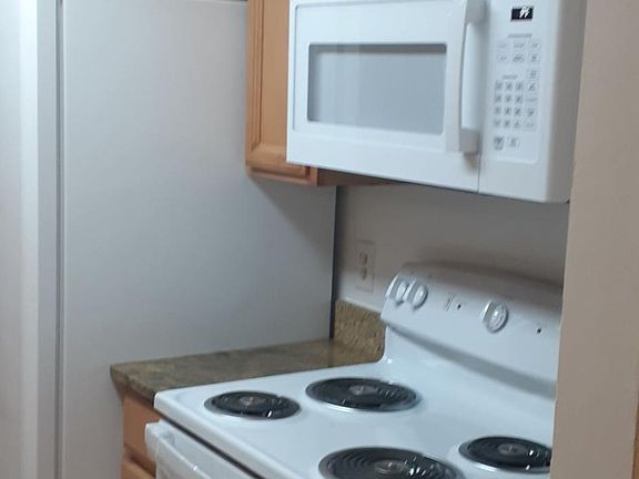 4th image of 18050 Chalet Dr