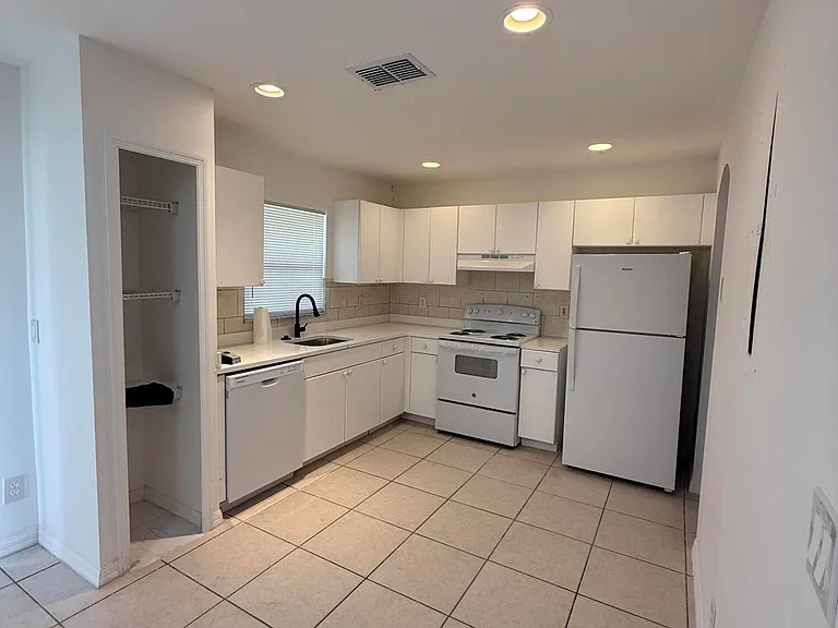 1215 Hyacinth Pl #1215 — Photo 2