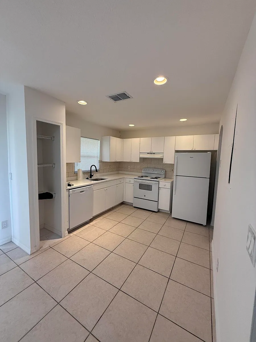 Building Photo - 1215 Hyacinth Pl #1215