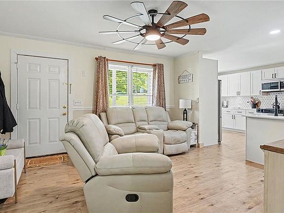3rd image of 137 Oak Ridge Pl