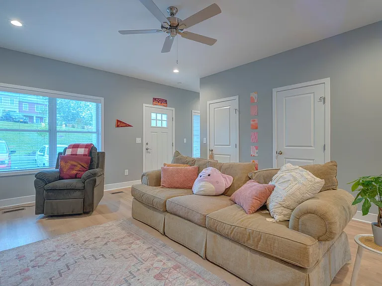 1741 Staniel Dr — Photo 2