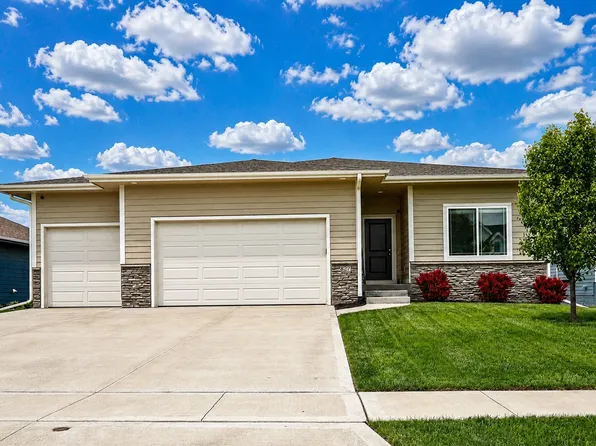 827 33rd Ct SW, Altoona, IA 50009