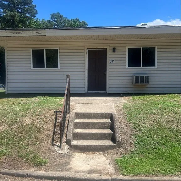 601 Monticello Dr — Photo 1