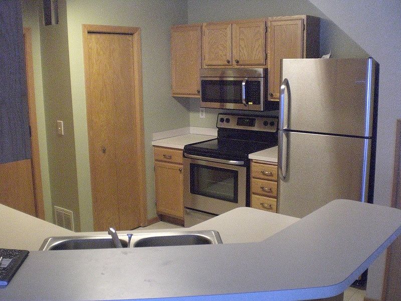 Kitchen and breakfast bar